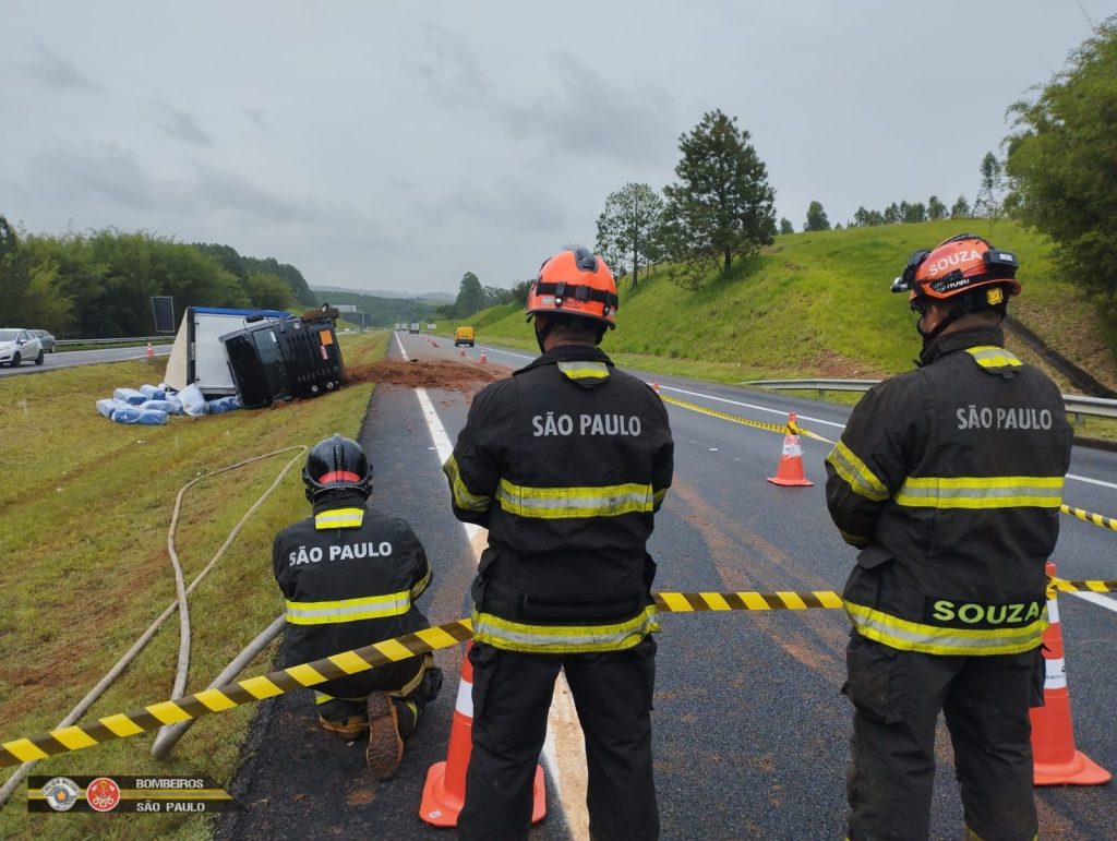 Caminhão bate em carro e tomba na Carvalho Pinto, em São José