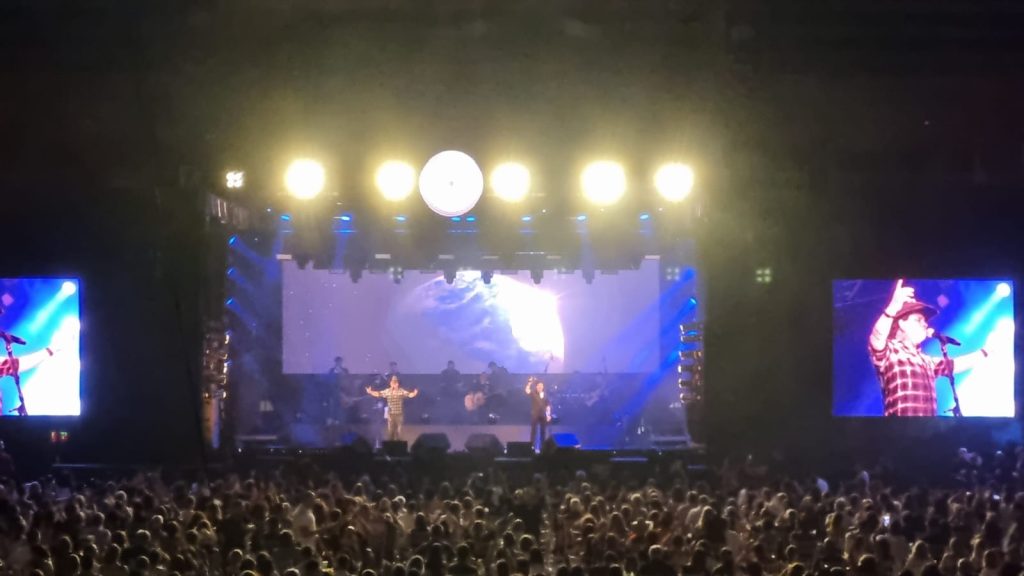 Chitãozinho e Xororó encantam em show memorável na Arena Farma Conde