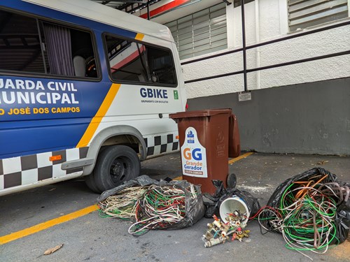 Dois homens são presos com 20 quilos de fios de cobre no centro de São José
