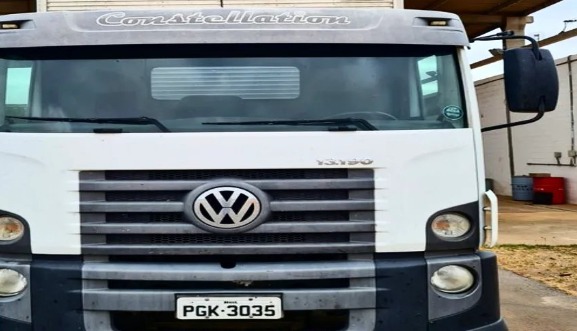 Furtado caminhão de equipe baiana que participa da competição de mini aviões em São José