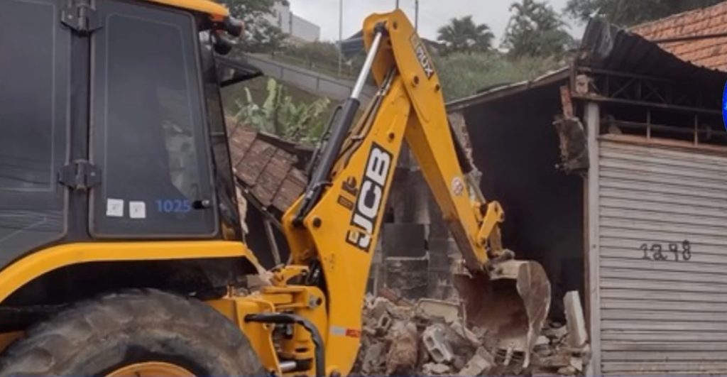 Imóvel usado para tráfico de drogas é demolido na Vila Maria