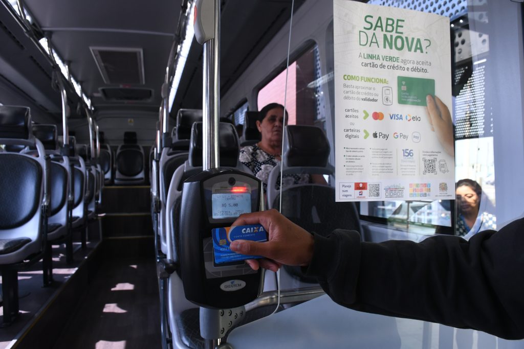 Inovação no Transporte ônibus começam a aceitar pagamento por aproximação