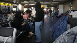 Mais de 140 afegãos acampam no aeroporto de Guarulhos