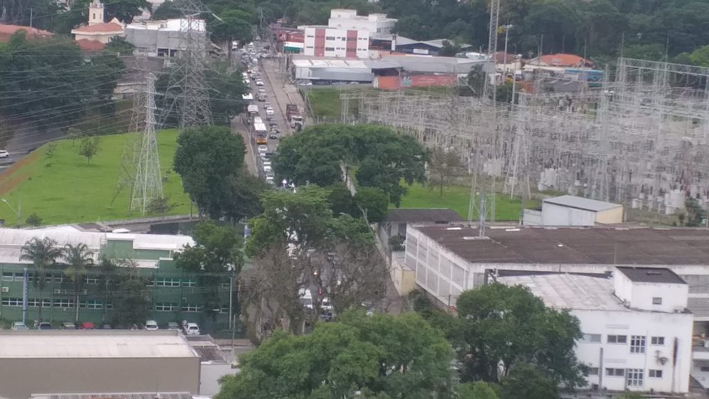 Obras de recapeamento travam a avenida José Longo