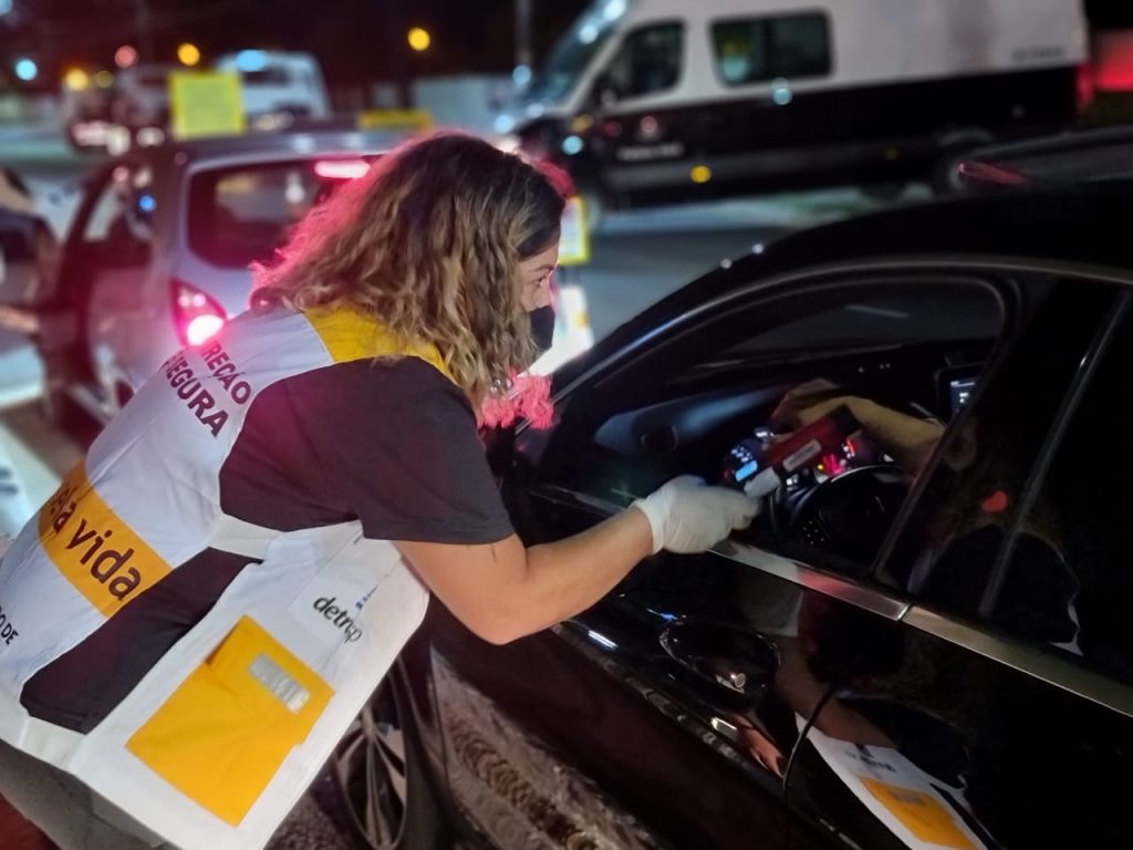 Sete motoristas são autuados por recusa de bafômetro na avenida Andrômeda