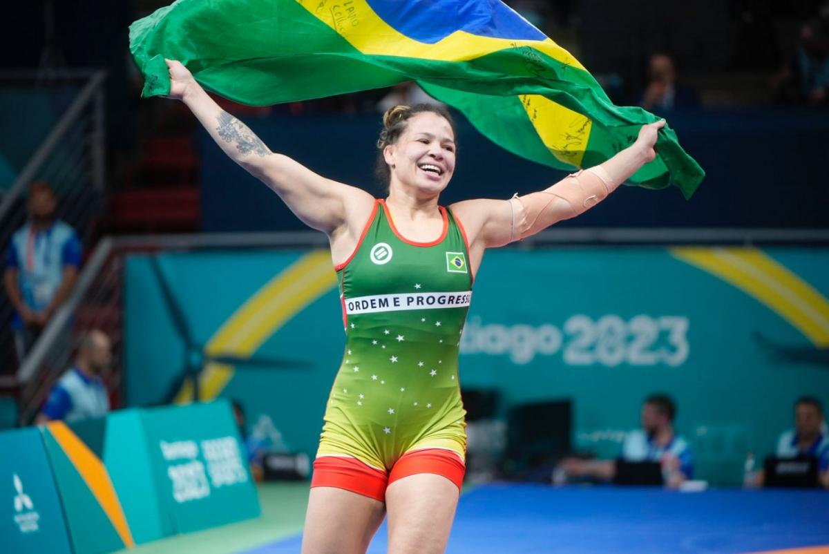 Lutadoras olímpicas entram em ação no Brasileiro de wrestling em Duque de  Caxias