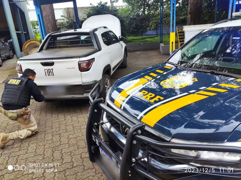 Carro roubado em Belo Horizonte é recuperado na Dutra, em São José