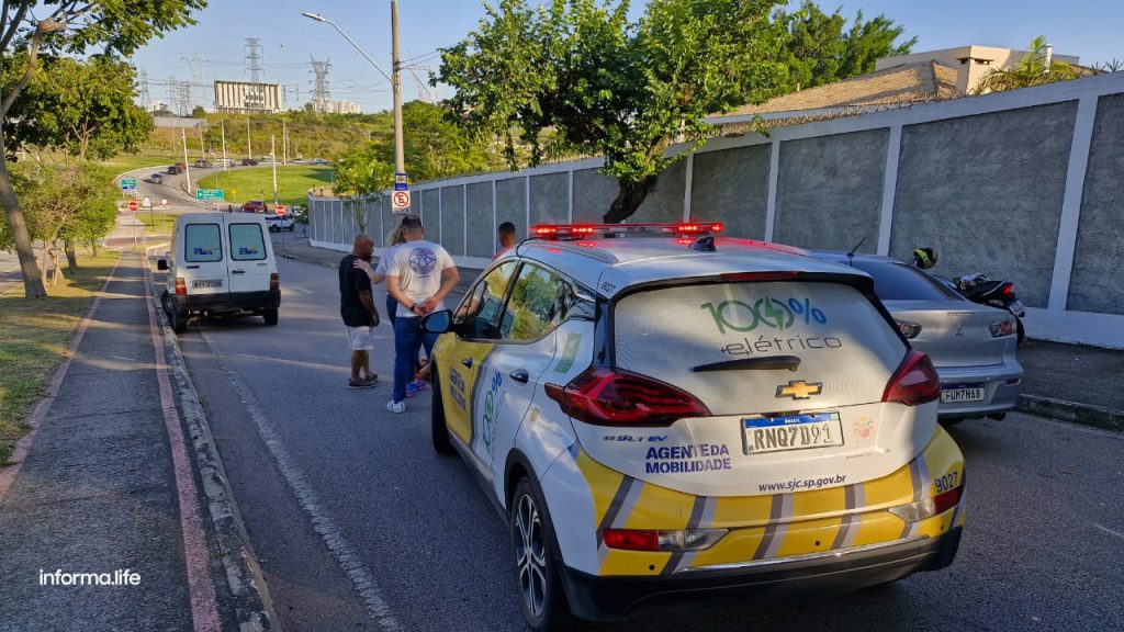 Colisão deixa passageira de moto ferida no Jardim Aquarius