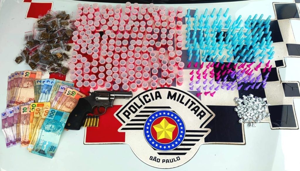 Dois homens e um adolescente detidos por tráfico e porte de arma no Morumbi