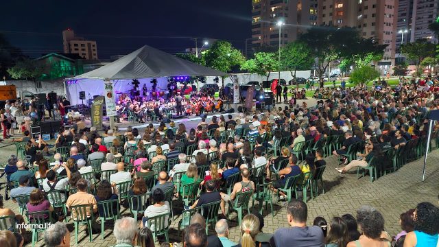 Orquestra Comunitária encanta em nova apresentação na praça do Aquarius