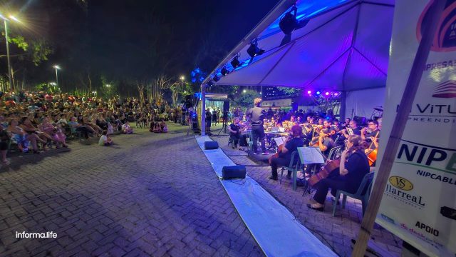 Orquestra Comunitária encanta em nova apresentação na praça do Aquarius