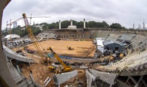 Pacaembu não tem gramado e está com obras inacabadas