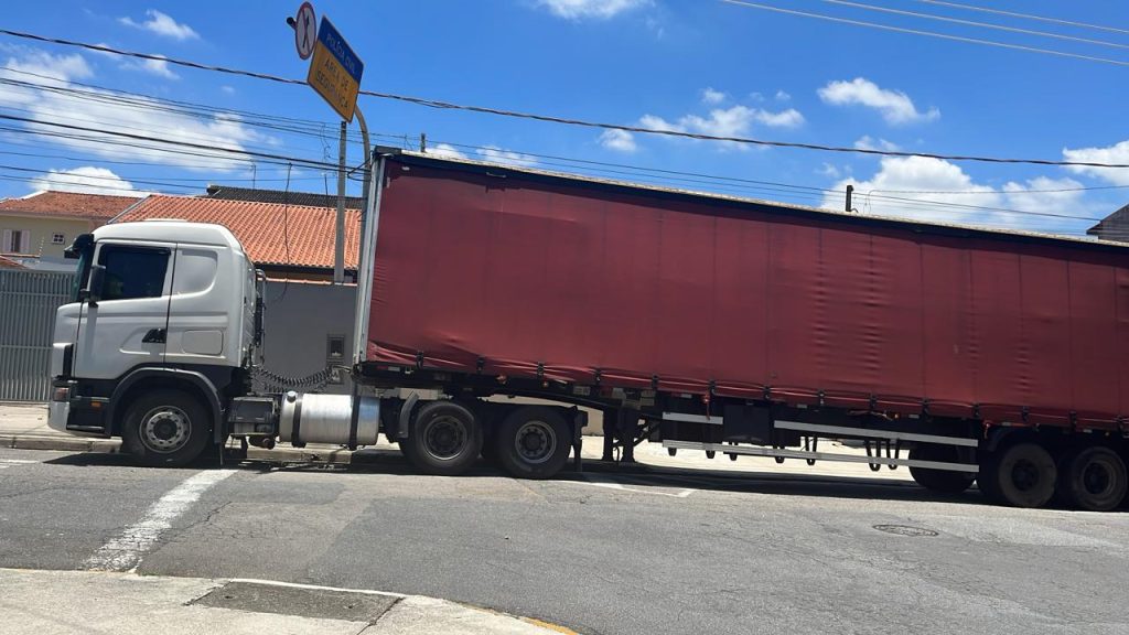 Recuperação bem-sucedida 3° BAEP resgata carreta roubada na rua Sebastião Gualberto