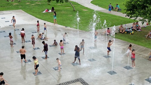 Sucesso da criançada, piscinas verticais abrem de terça a domingo a partir deste sábado