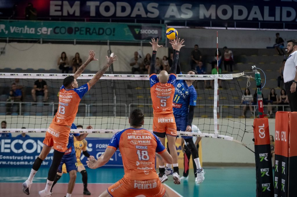 Vôlei São José vence Araguari e assume a liderança da Superliga