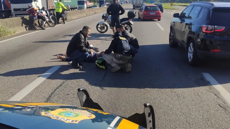 Acidente na Dutra deixa mulher ferida e provoca congestionamento de 10 Km em São José