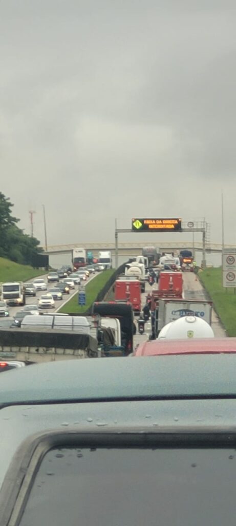 Acidente deixa motociclista morto na Via Dutra em São José dos Campos nesta manhã