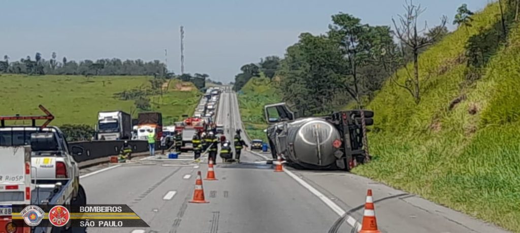 Carreta carregada com combustível tomba e interdita Dutra por 4 horas em Pindamonhangaba