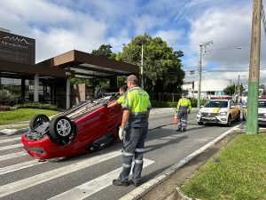 Carro capota em acidente de trânsito e deixa motorista ferida no Urbanova
