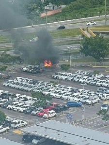 Carro pega fogo no estacionamento do Carrefour