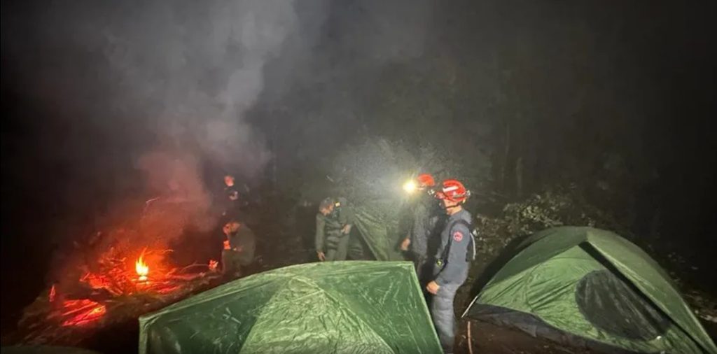 Chuva atrapalha, e corpos são resgatados por terra