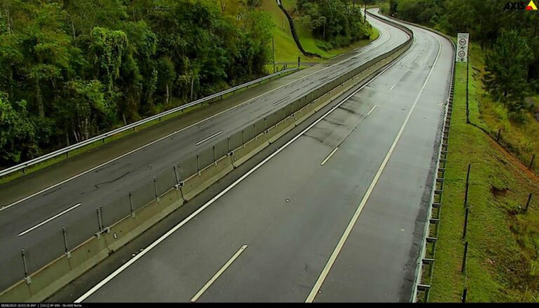 Chuva fecha descida da serra antiga da Tamoios