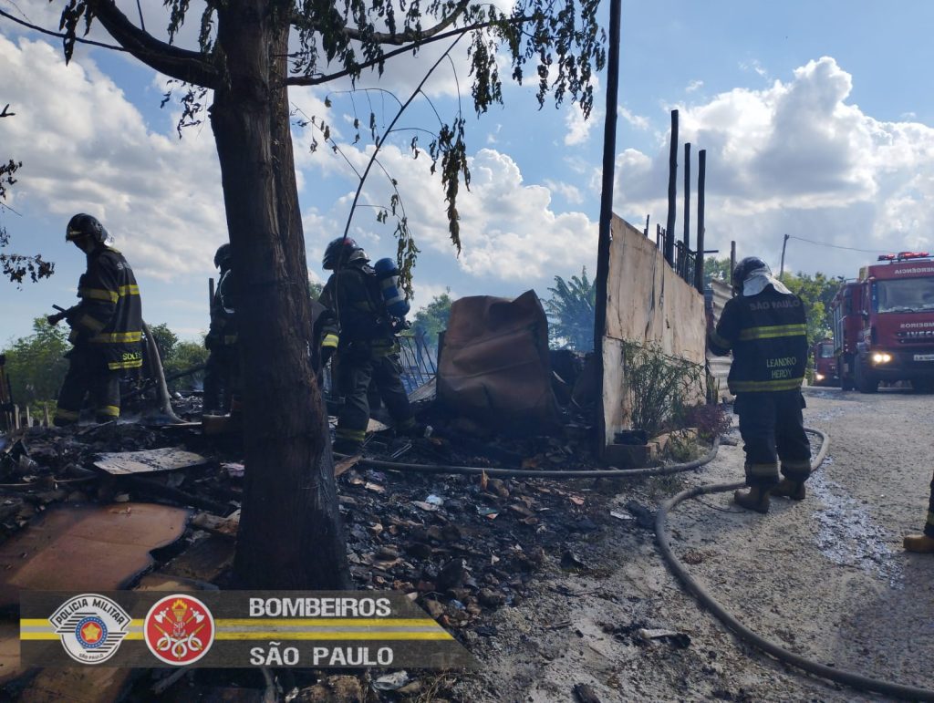 Deposito de reciclados pega fogo no bairro Chácaras Reunidas