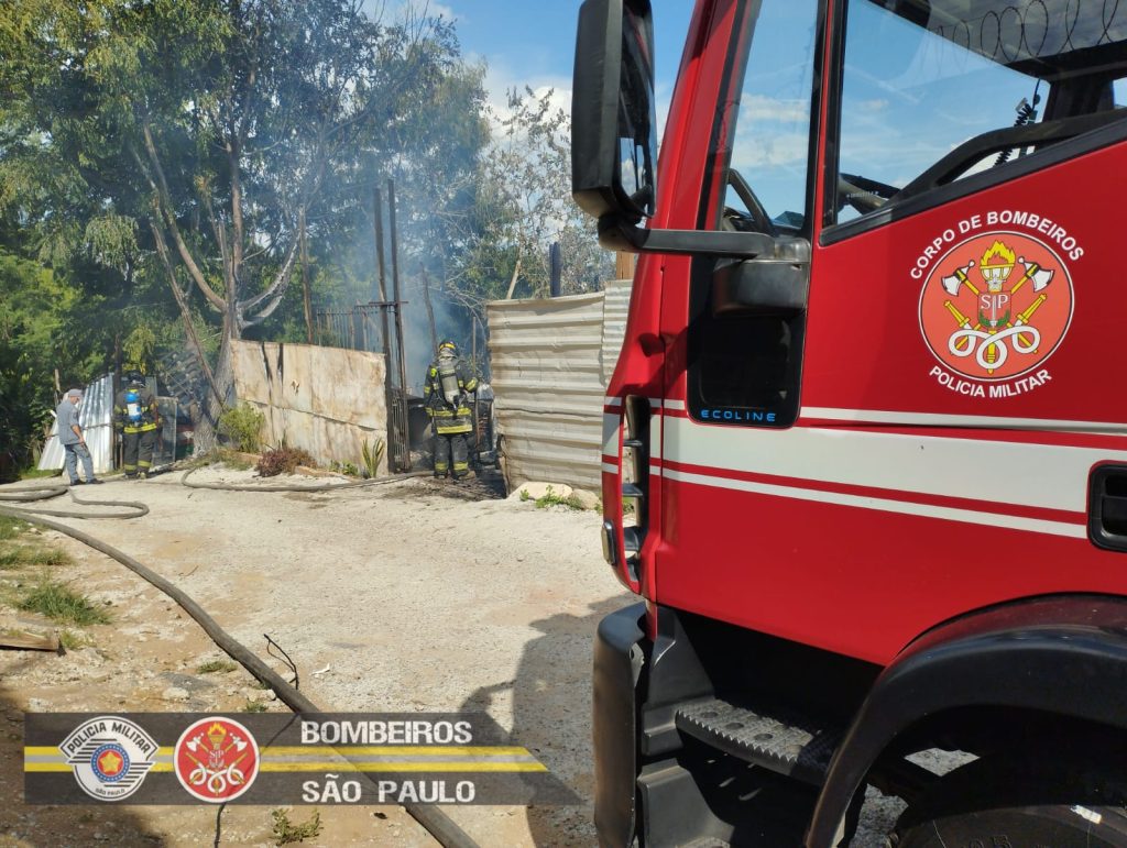 Deposito de reciclados pega fogo no bairro Chácaras Reunidas