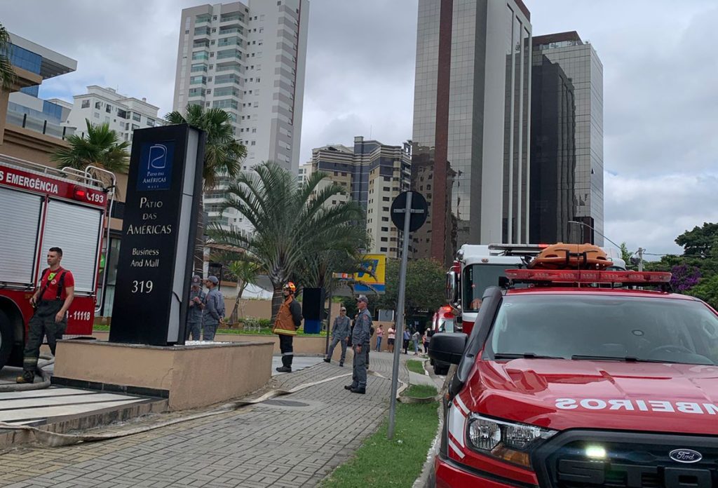 Incêndio em geladeira de restaurante mobiliza Corpo de Bombeiros no Jardim Aquarius