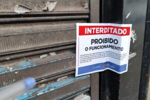 Prefeitura de São José interdita bar na zona sul e adega na região leste
