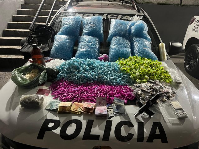 Traficantes são capturados após fuga intensa da PM, revelando esconderijo de drogas na Zona Sul
