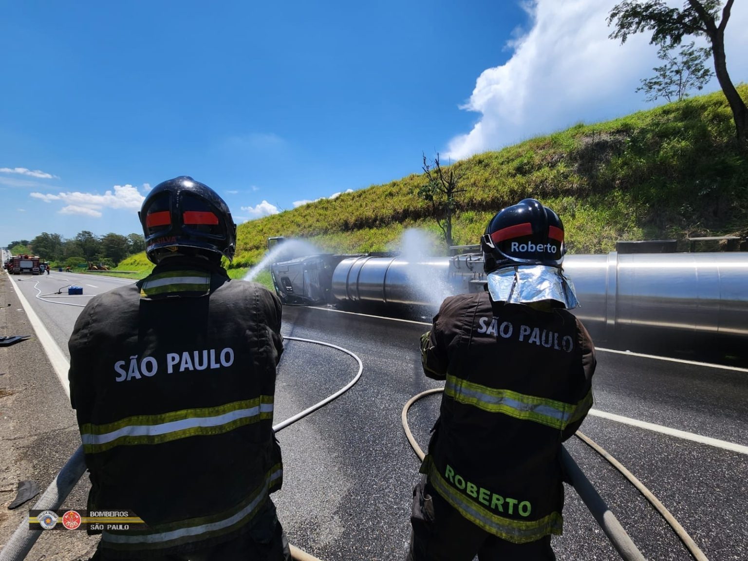 Via Dutra sentido São Paulo segue interditada há mais de 6 horas Via Dutra sentido São Paulo segue interditada há mais de 6 horas