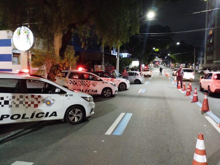 Bloqueio policial e fiscalização na avenida Adhemar de Barros em São José dos Campos