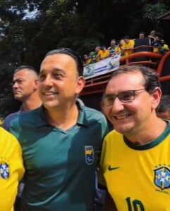 Com camisa da Seleção, Anderson participa de ato na Paulista