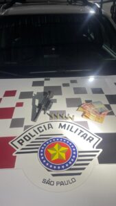 Dupla rouba farmácia e um dos bandidos é baleado pelo comparsa