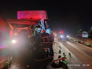 Engavetamento entre caminhões deixa um morto e dois feridos na Dutra, em SJC