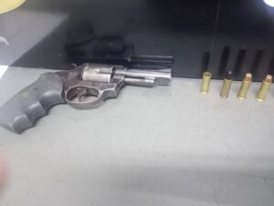 Homem descontrolado é preso por posse ilegal de arma no Urbanova