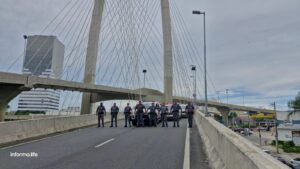 Na ponte estaiada policias militares homenageiam colega morto