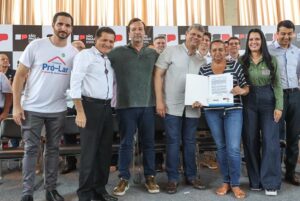 Tarcísio regulariza 736 imóveis em Jacareí e Redenção da Serra