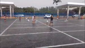 Chuva não impede a folia das crianças no evento carnavalesco do Shopping