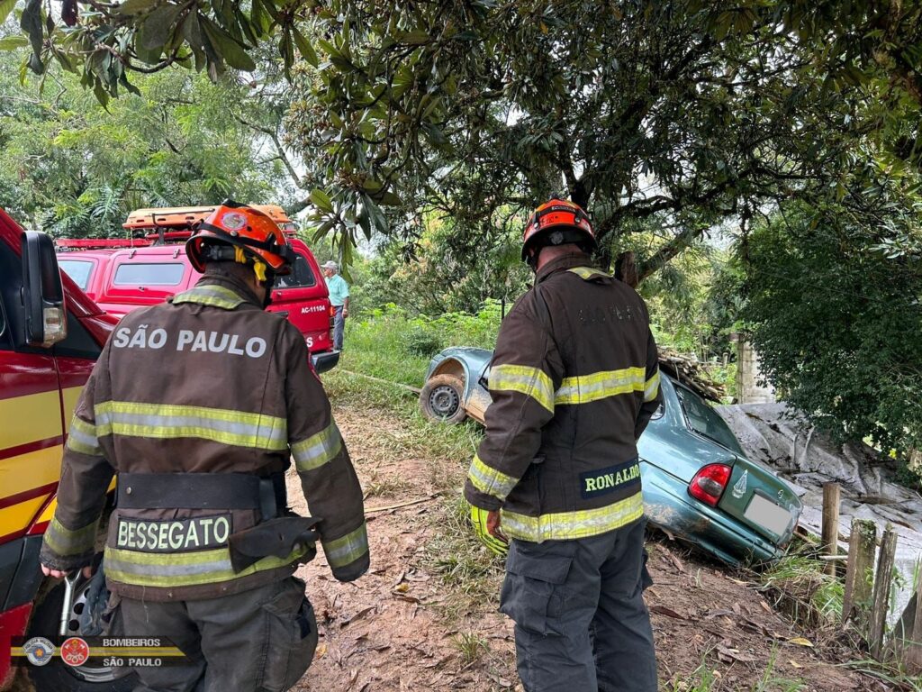 Casal de idosos é resgatado após cair com carro em ribanceira