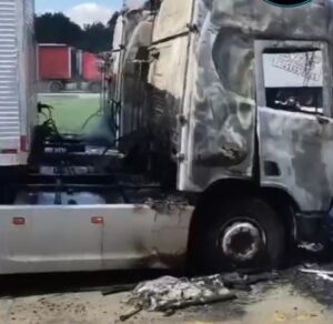 Incêndio em carretas em supermercado deixa motorista ferido