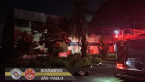 Incêndio em galpão da antiga Pró Visão é controlado pelo Corpo de Bombeiros