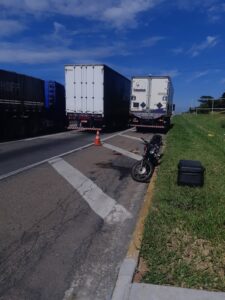 Motociclista colide com caminhão e fica em estado grave na Dutra