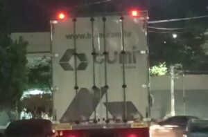 Caminhão baú danifica dezenas de cabos de internet em rua do Vista Verde