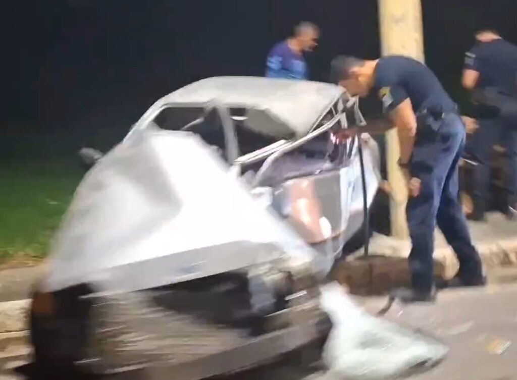 Carro bate em poste e deixa duas vítimas feridas na região central de São José
