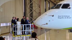 Com Lula, Embraer anuncia venda de 13 aviões para Azul