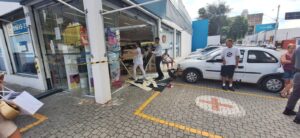 Idoso passa mal e invade farmácia com o carro no centro de São José dos Campos