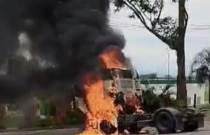 Incêndio em caminhão é controlado por Bombeiros no Santa Inês 2