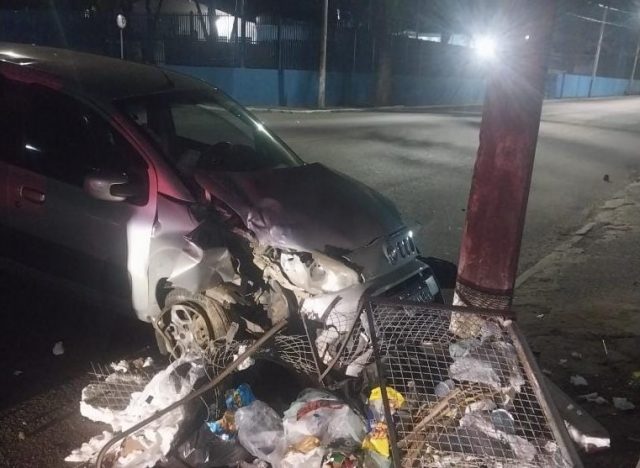 Acidente na Tamoios Veículo abandonado após colisão com lixeira na Vila Nair